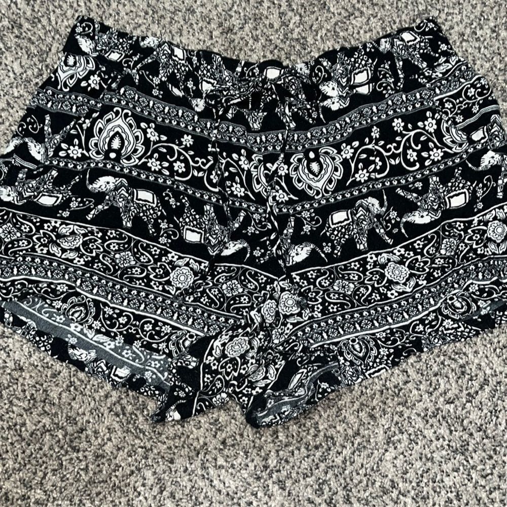 Bebop - black and white elephant loose shorts - M